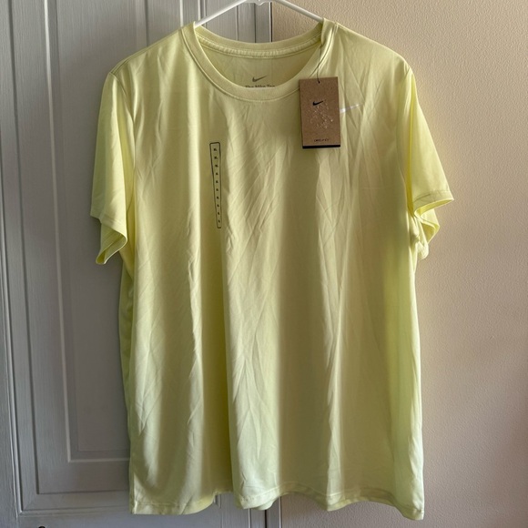 Women's Nike Tee DX0687 Thin Dri-Fit Polyester Legend T-Shirt NEW Yellow Size XL - Picture 1 of 4